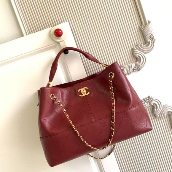 Classic CHANEL Bag: A Stylish and Versatile Choice for Elegance - Picture 6 of 7